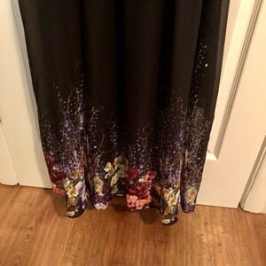 Dress does not have a name, size M floral pattern on the bottom & waistline
